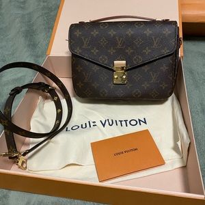 ⛔️SOLD⛔️Authentic LV Pochette Metis